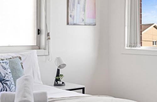 Panania House | No Frill Ensuite Double Room in Panania - Near Stations
