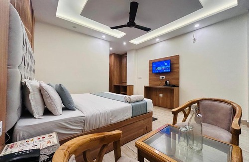 The Mall Road Hotel | Oakleaf Hotel & Resort - A Classic Rooms & Prime Location Near Library Chowk