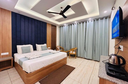 The Mall Road Hotel | Oakleaf Hotel & Resort - A Classic Rooms & Prime Location Near Library Chowk