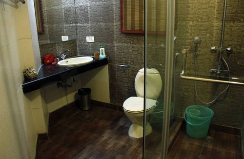 Sector 5 Hotel | OYO 552 Hotel The Cove