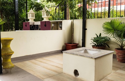 Jaipur District House | Paintaura Homestay Jaipur - 3 Queen Rooms, Garden & Kitchen
