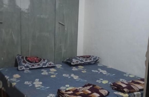 Vrindavan House | Pandit Rambabu Gautam Ji Dharmshala तीर्थपुरोहित श्री धाम वृन्दावन l 3 minute walking to Bankey Bihari Temple l AC and Non AC room Available