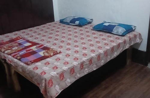 Vrindavan House | Pandit Rambabu Gautam Ji Dharmshala तीर्थपुरोहित श्री धाम वृन्दावन l 3 minute walking to Bankey Bihari Temple l AC and Non AC room Available