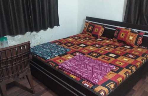 Vrindavan House | Pandit Rambabu Gautam Ji Dharmshala तीर्थपुरोहित श्री धाम वृन्दावन l 3 minute walking to Bankey Bihari Temple l AC and Non AC room Available