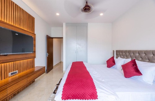 Shimla Apartment | Paradise Retreat Mountain view 2bhk by Roamhome