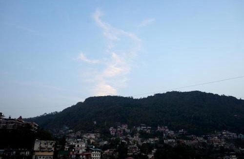 Solan Apartment | Peaceful Attic Escape, Walk to Mall Road, Near NH