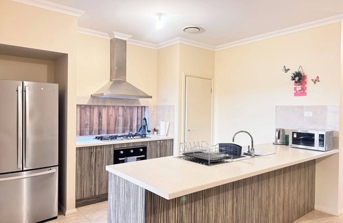 Penrith House | Penrith Holiday Home Sleeps 12 Near Hospital Stadium and Blue Mountains