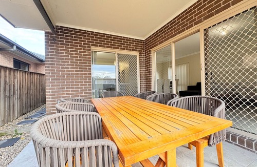 Penrith House | Penrith Holiday Home Sleeps 12 Near Hospital Stadium and Blue Mountains