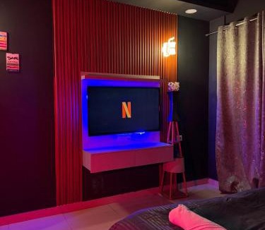 Greater Noida Apartment | Perfect for Netflix & chill in Homzy FEEL AT HOME