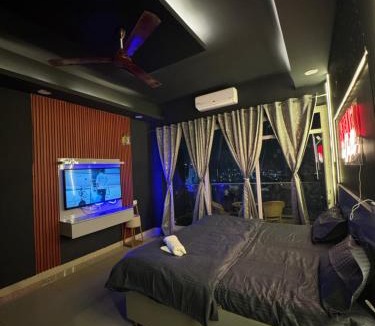 Greater Noida Apartment | Perfect for Netflix & chill in Homzy FEEL AT HOME