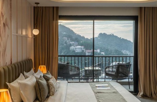The Mall Road Hotel | Perfectstayz Prime - 2 min walk to mall road
