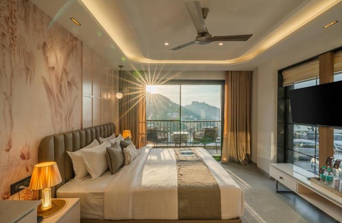 The Mall Road Hotel | Perfectstayz Prime - 2 min walk to mall road