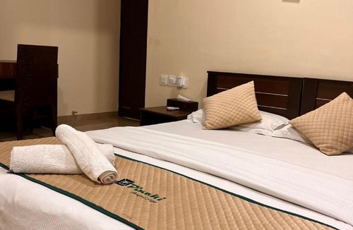 Malad East Hotel | Pinakii Comfort Stay Malad - Near Nesco & Oberoi Mall
