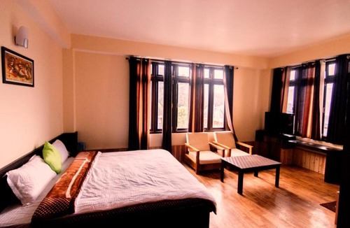 Kaluk Hotel | Pine Village Retreat