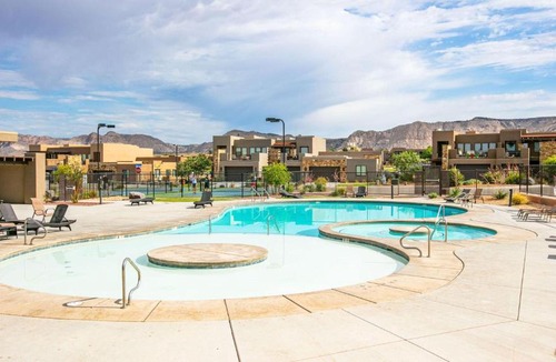 St. George Apartment | Poolside Palisades