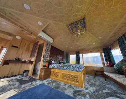 Dal Lake Boat Rental | Premium group of houseboats