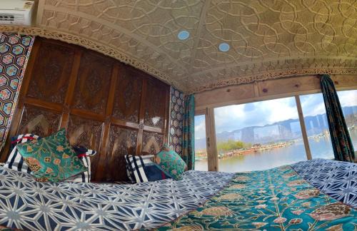 Dal Lake Boat Rental | Premium group of houseboats
