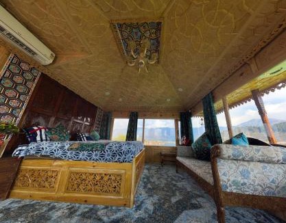 Dal Lake Boat Rental | Premium group of houseboats