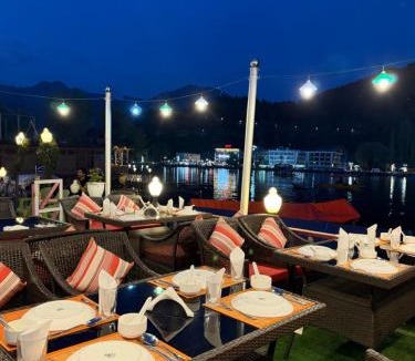 Dal Lake Bed & Breakfast | Pride Group of Houseboats