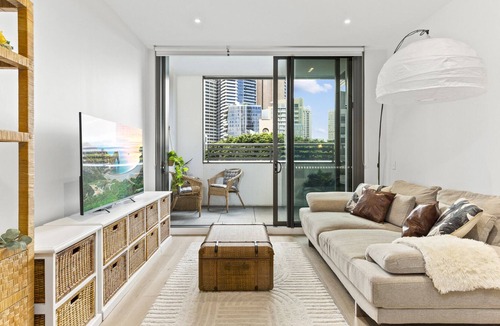 Chinatown Apartment | Pristine 1-Bed Unit In The Heart of Haymarket