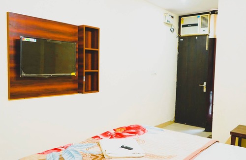 New Friends Colony Bed & Breakfast | PRIVATE ROOM IN ASHRAM