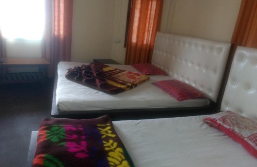 Mallital House | Private Room Walking From Nainital Lake.