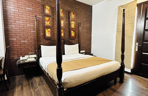 Rajouri Garden Hotel | Qotel Signature Lavish Inn Rajouri Garden
