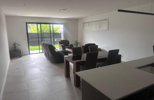 Guildford House | Queen Room in Peaceful and Modern House - OR8