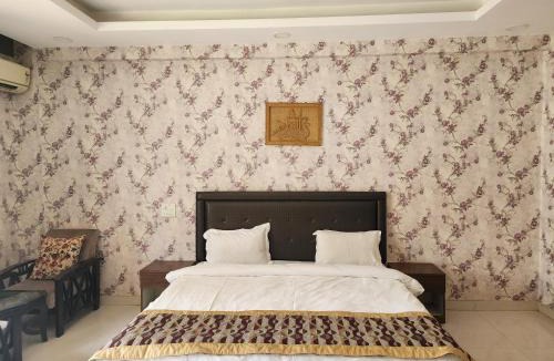 Sat Bari House | Regal Resort