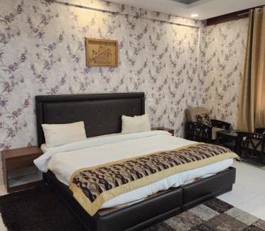 Sat Bari House | Regal Resort