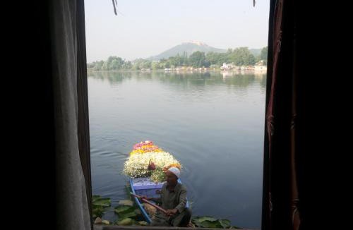 Nagin Bagh Boat Rental | RITZ Houseboats