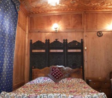 Nagin Bagh Boat Rental | RITZ Houseboats