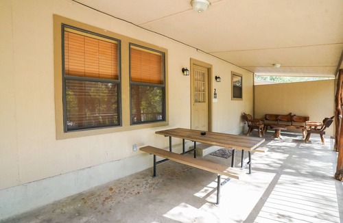 Sabinal Cabin | River Front cabin with access to shared pool!