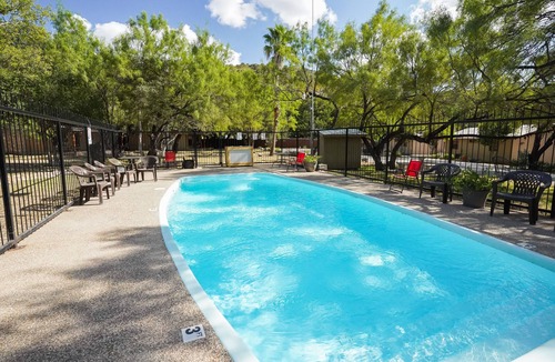 Sabinal Cabin | River Front cabin with access to shared pool!