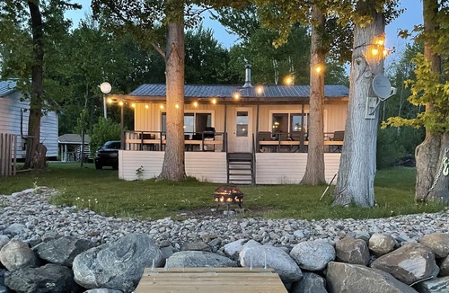 L'Isle-aux-Allumettes Cottage | Riverfront Cottage