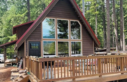 Packwood Cabin | Riverfront mountain view cabin with WiFi in Packwood