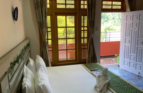 Dalhousie House | Rock Mountain Premium Homestay, Dalhousie Family & Couple Friendly Relaxing Stay Away from Crowd