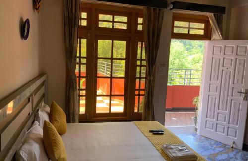 Dalhousie House | Rock Mountain Premium Homestay, Dalhousie Family & Couple Friendly Relaxing Stay Away from Crowd