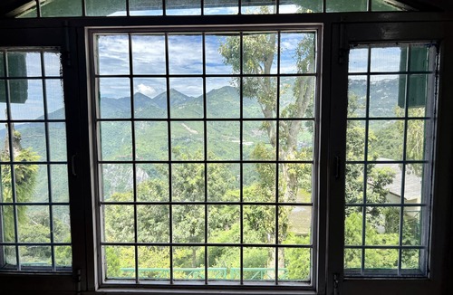 Mussoorie House | Romantic Cottage with gorgeous view of Dehradun and Mussoorie Range