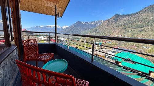 Manali Ski Chalet | Romantic loft with mountain view in manali