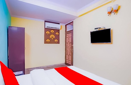 Sector 62 Hotel | Roomshala 073 Hotel Budget Stays