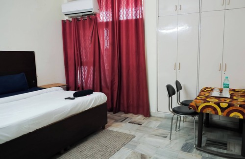 Lajpat Nagar Hotel | Roomshala 112 Hotel Blissbourn