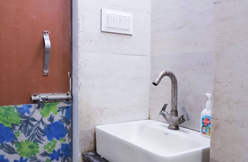 New Delhi Hotel | Roomshala 126 Mannat Inn