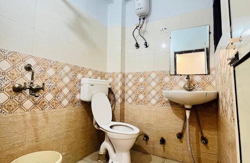 Mayur Vihar Phase 1 Hotel | Roomshala Hotel Pub G