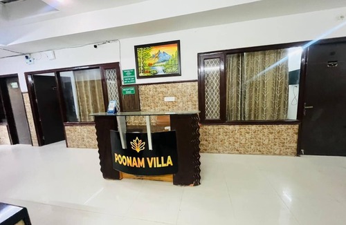 Sector D Hotel | Roomshala Poonam Villa - Fortis Hospital