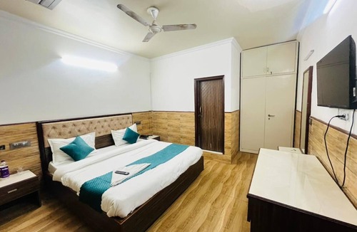 Sector D Hotel | Roomshala Poonam Villa - Fortis Hospital