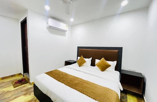 Sector D Hotel | Roomshala Vasant Villas- ILBS Hospital
