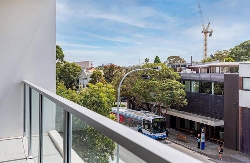 Rosebery Apartment | ROSE9 - Sunlit Rosebery Stay | Balcony & Easy Airport Access