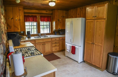 Stambaugh Cabin | Rustic Log Cabin on Chicaugon Lake