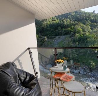 Banjar Villa | SaffronStays Tirthan Twins- Riverside Villa & Bonfire